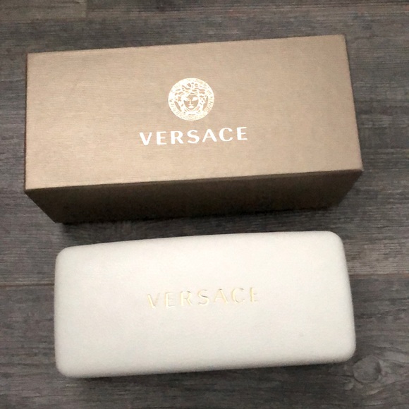 Elegant and stylish. Barely worn. A great deal! - Picture 1 of 4